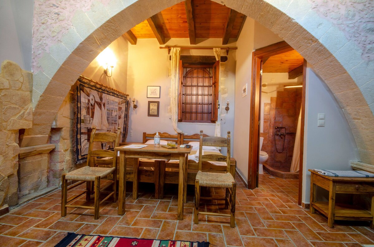 ACHIRONAS - Traditional Apartment with gothic arch