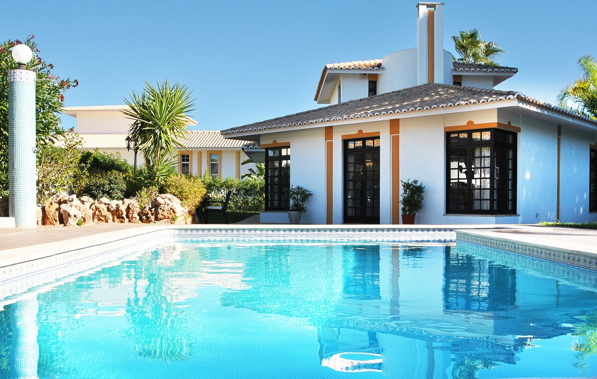 CHARMING VILLA, HEATABLE SWIMMING POOL, AC, WI-FI