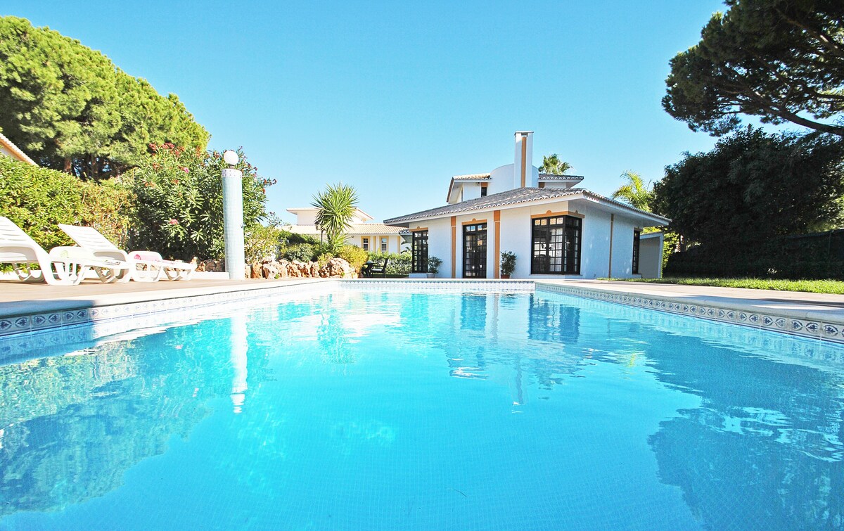 CHARMING VILLA, HEATABLE SWIMMING POOL, AC, WI-FI