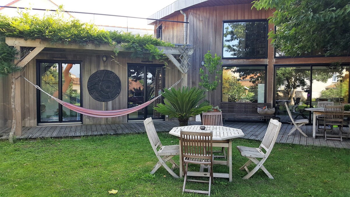 grande maison en bois avec jardin au calme