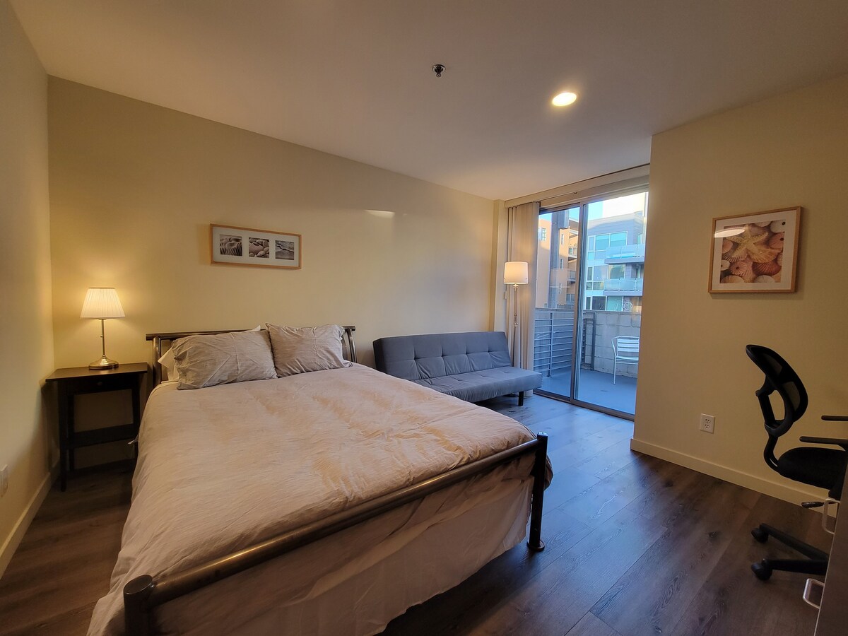 圣莫尼卡（ Santa Monica ）市中心家具齐全的单间公寓，带露台！