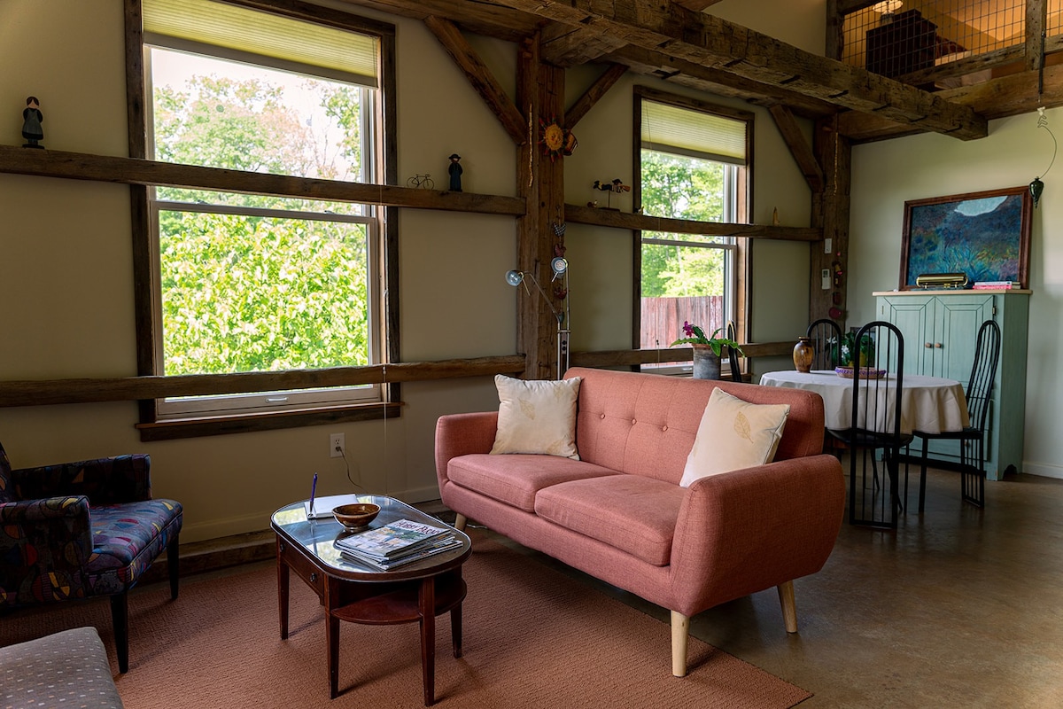 Historic Converted Barn Loft at Sobremesa Farm