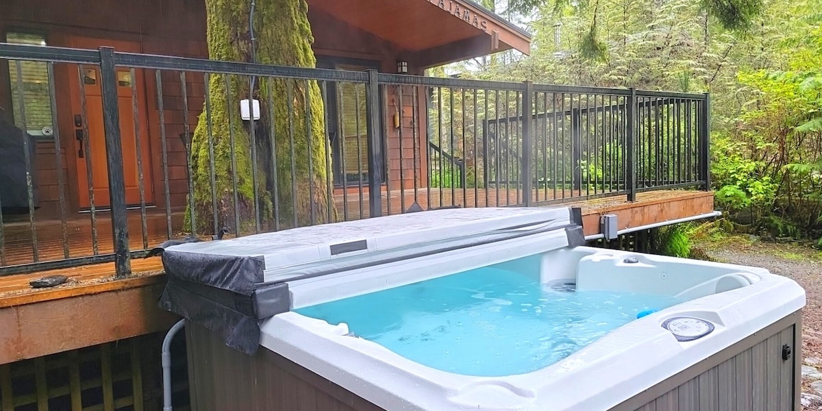 The Cat's Pajamas: Hot tub Oasis among trees