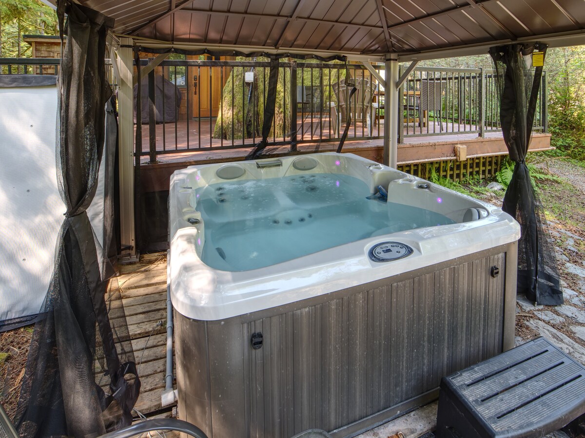 The Cat's Pajamas: Hot tub Oasis among trees