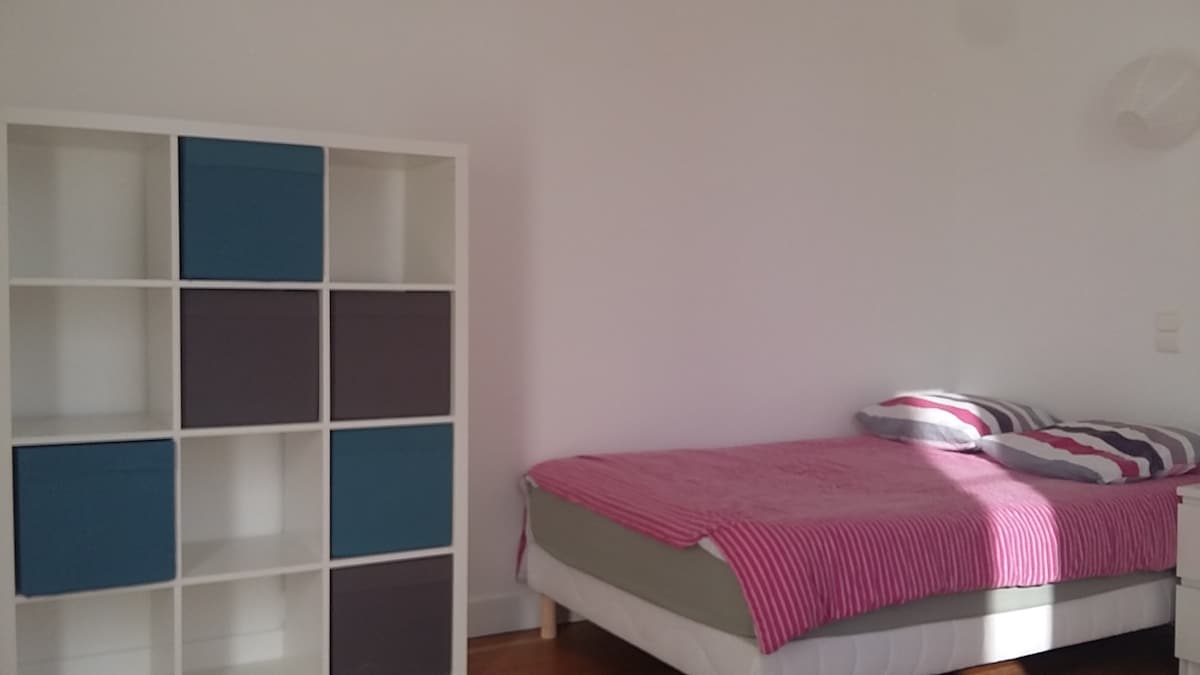 Grande chambre pour une personne