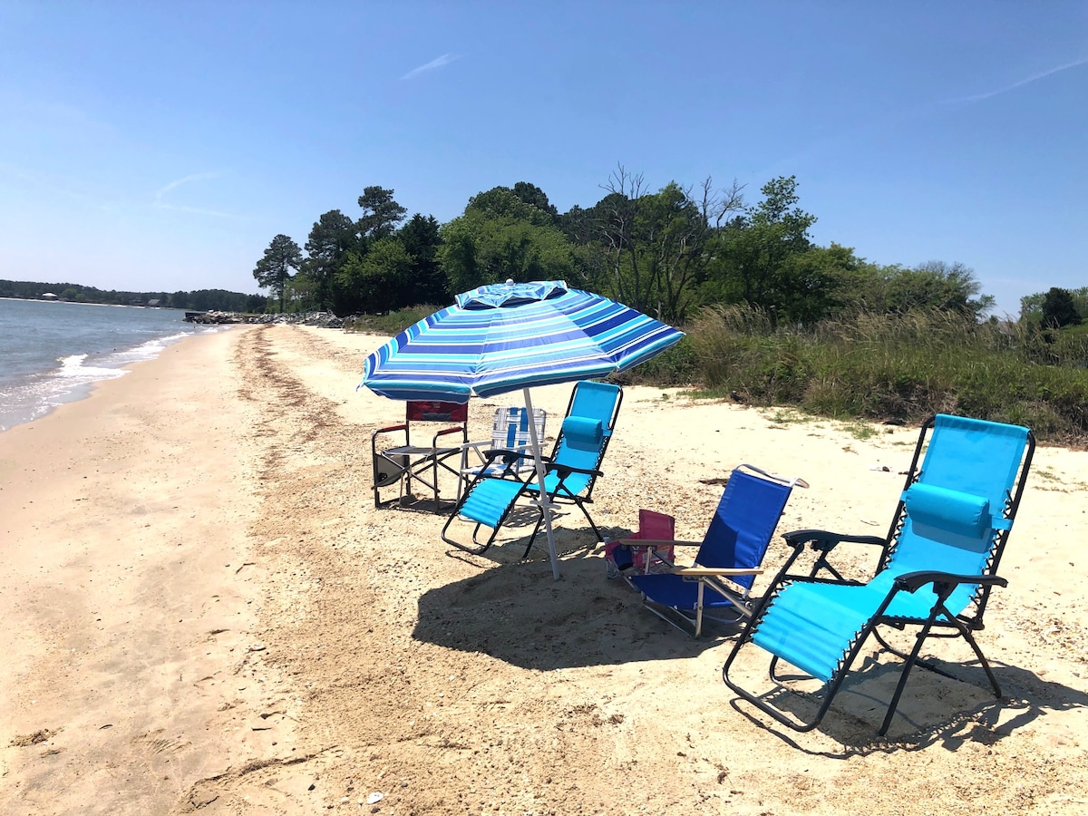 Waterfront Getaway-Beach, Canoe and Boat Dock!