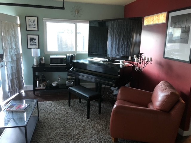 带钢琴和工作空间的私人后院-费用低廉