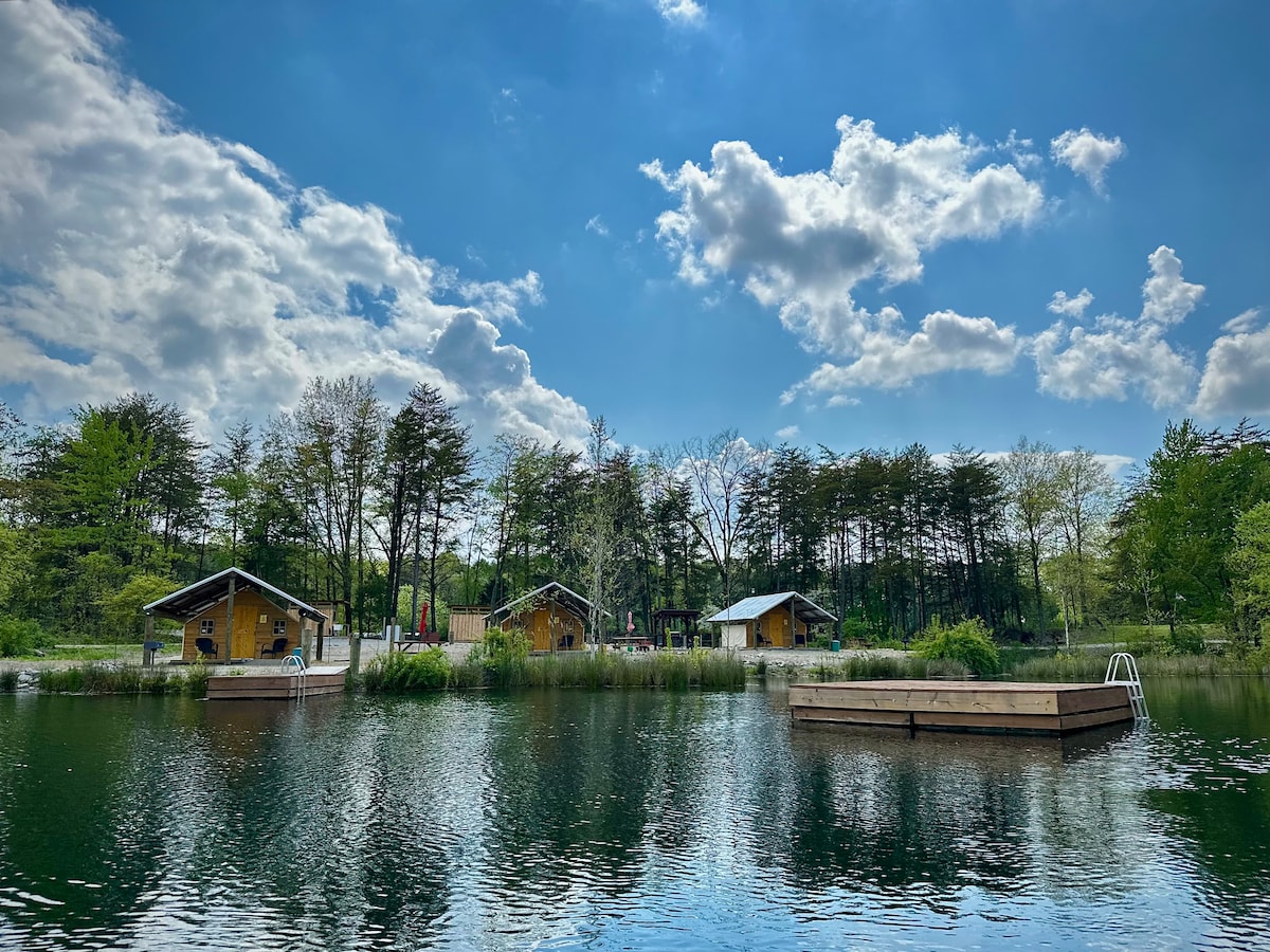 鹦鹉湾（ Parakeet Cove ）的三座帆布湖畔小屋