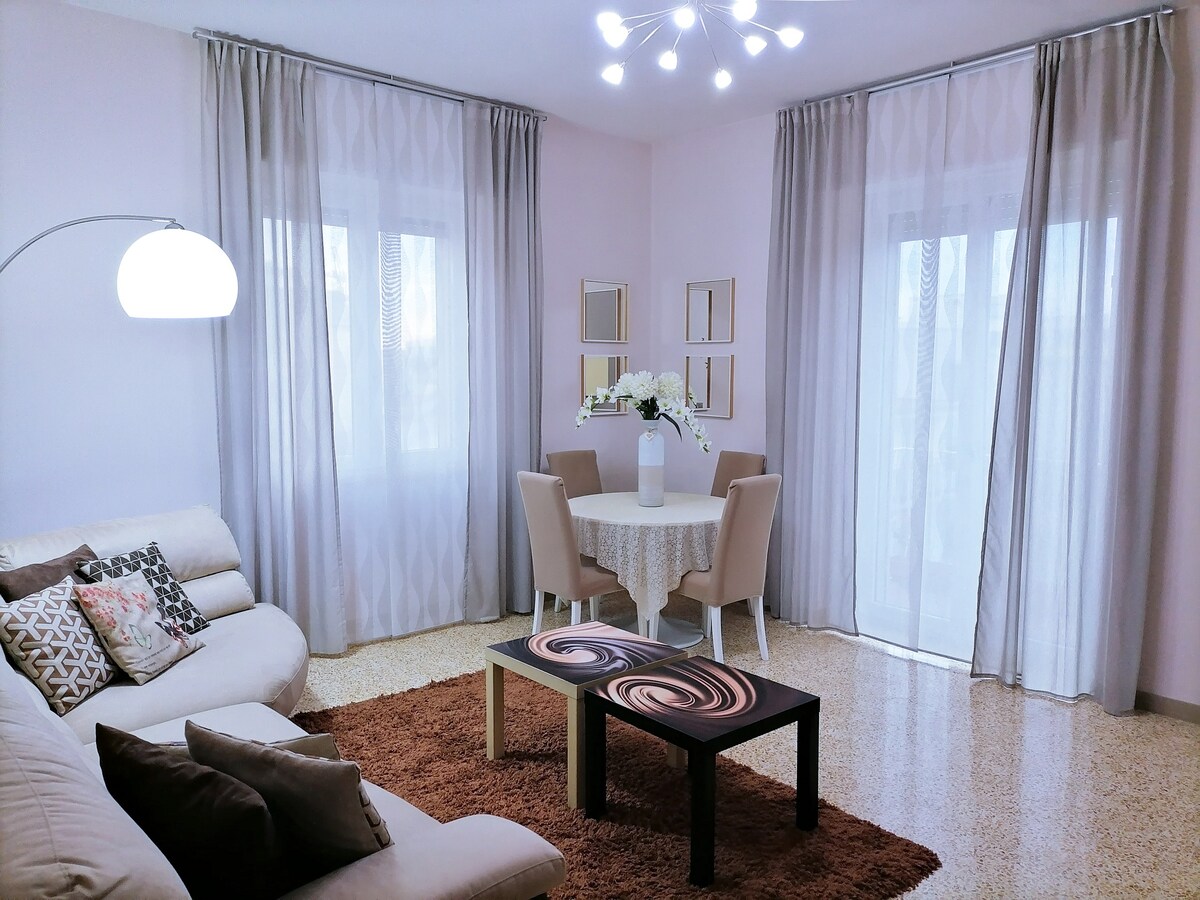La casa di Giulia ，公寓，可欣赏雷吉亚（ Reggia ）的美景