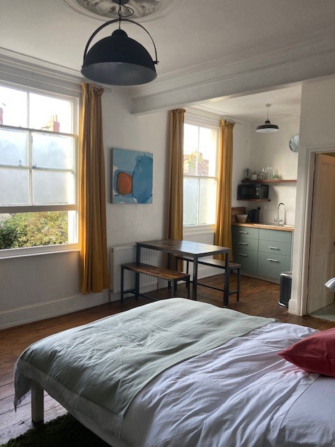 Self contained studio flat Southville