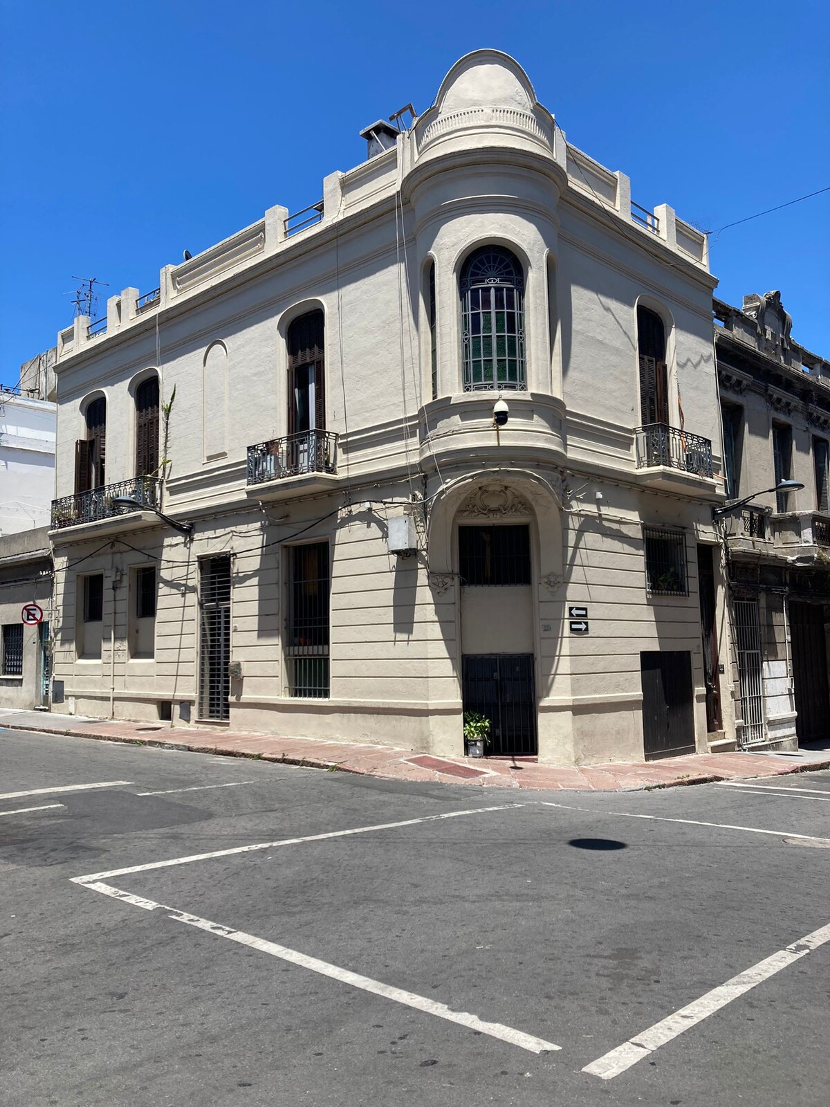 Habitación privada a dos cuadras de la costanera.