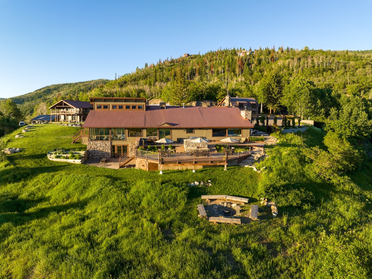 The Lodge at Bella Vista: views, pool and more!