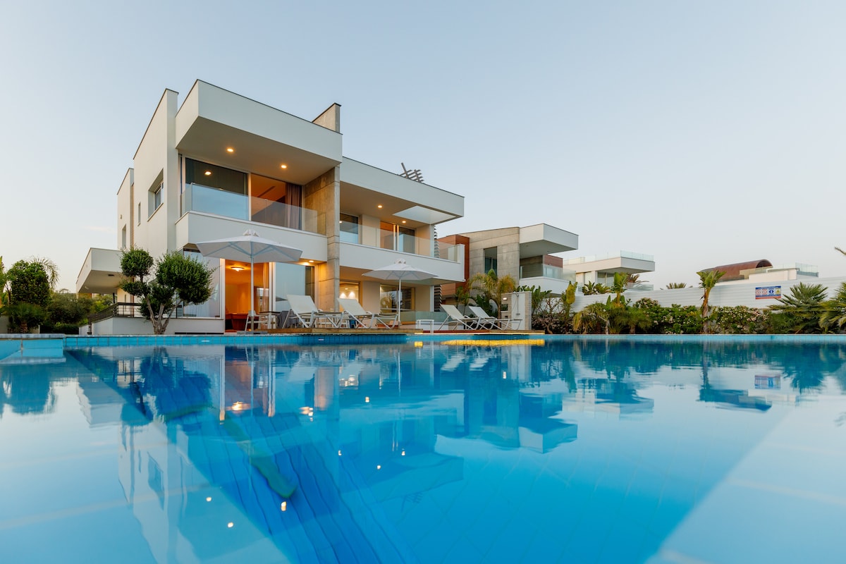 Beachfront Paradise! 6BR Pool, Jacuzzi, Ayia Napa