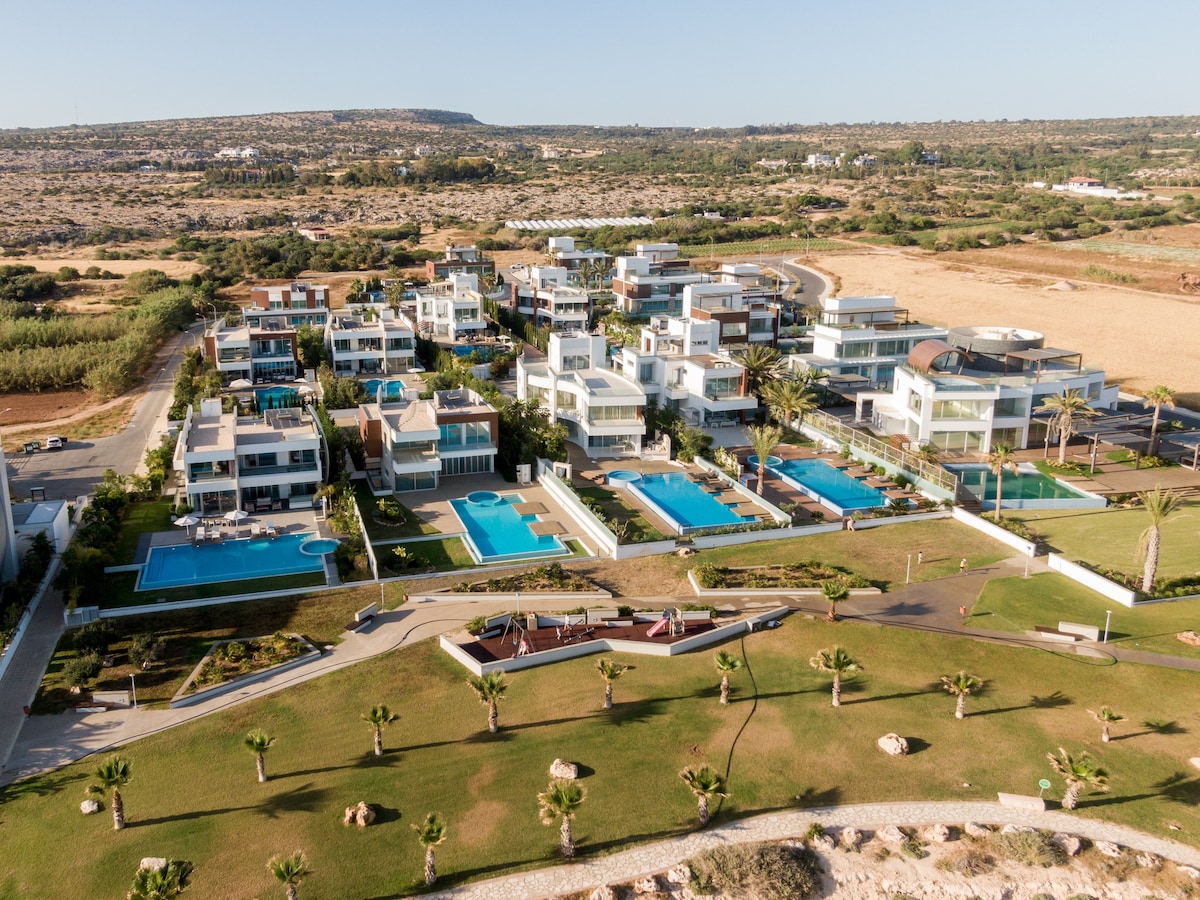 Beachfront Paradise! 6BR Pool, Jacuzzi, Ayia Napa