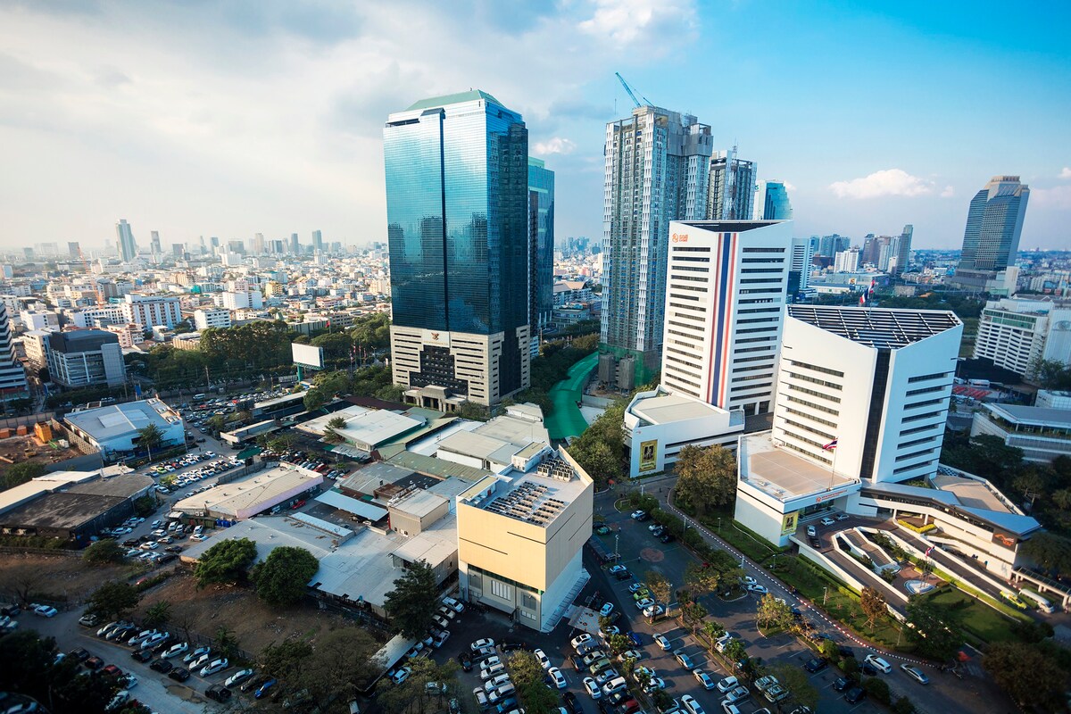 豪华三室两厅两卫五星级酒店式公寓,紧邻地铁购物中心,带露天泳池和空中花园