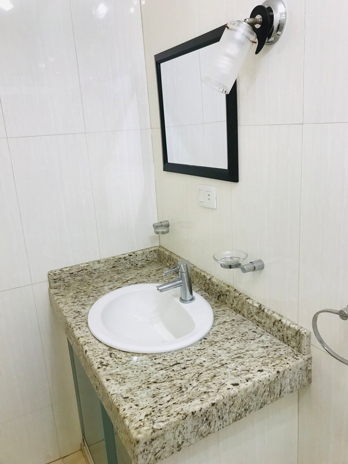 Habitación con baño privado y estacionamiento