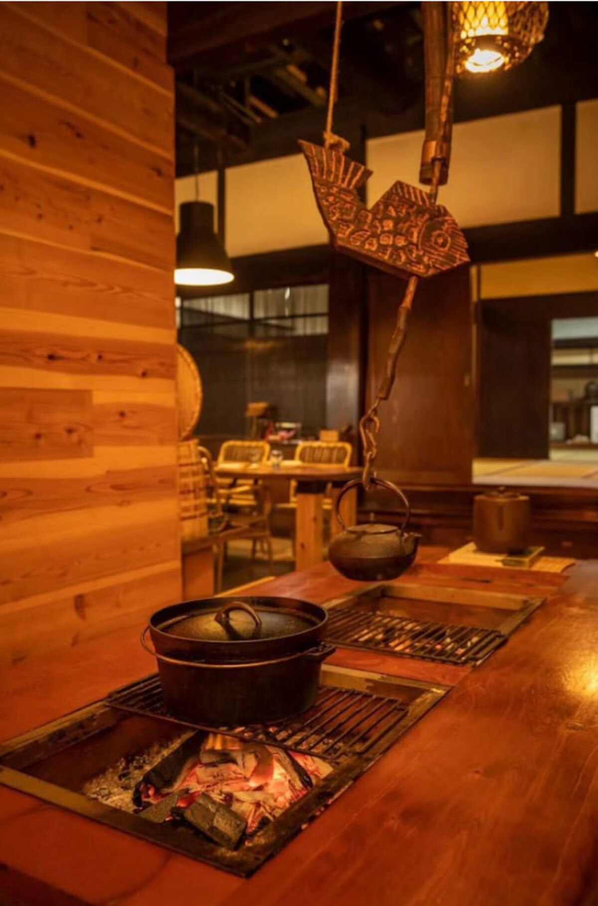 150 年历史的老房子，茅草屋顶，下沉式炉灶，深受多个家庭的喜爱，提供日本文化体验、烧烤和啤酒服务
