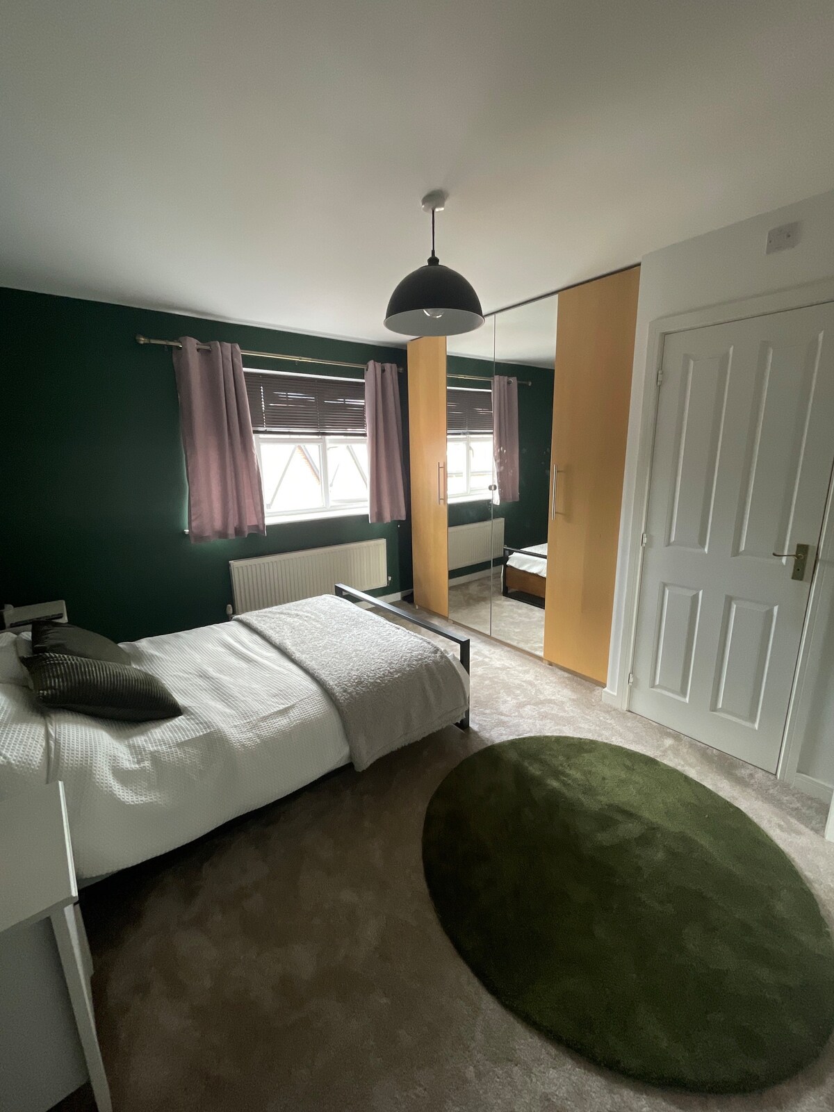 Entire 2-bed flat in Lichfield - Free parking