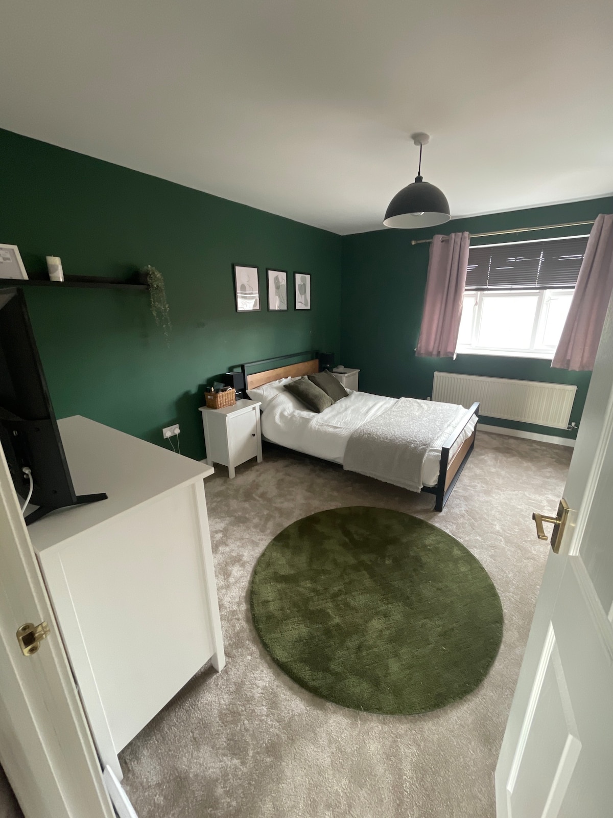 Entire 2-bed flat in Lichfield - Free parking