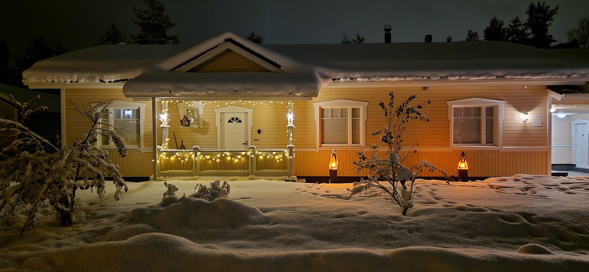 位于北极圈（ Arctic Circle ）之家（ Santa Claus ）旁边