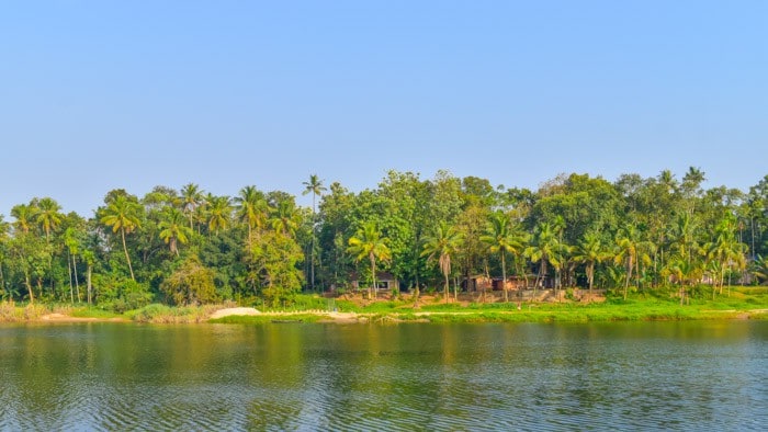宁静的河滨家庭住宿。Pranayakulam