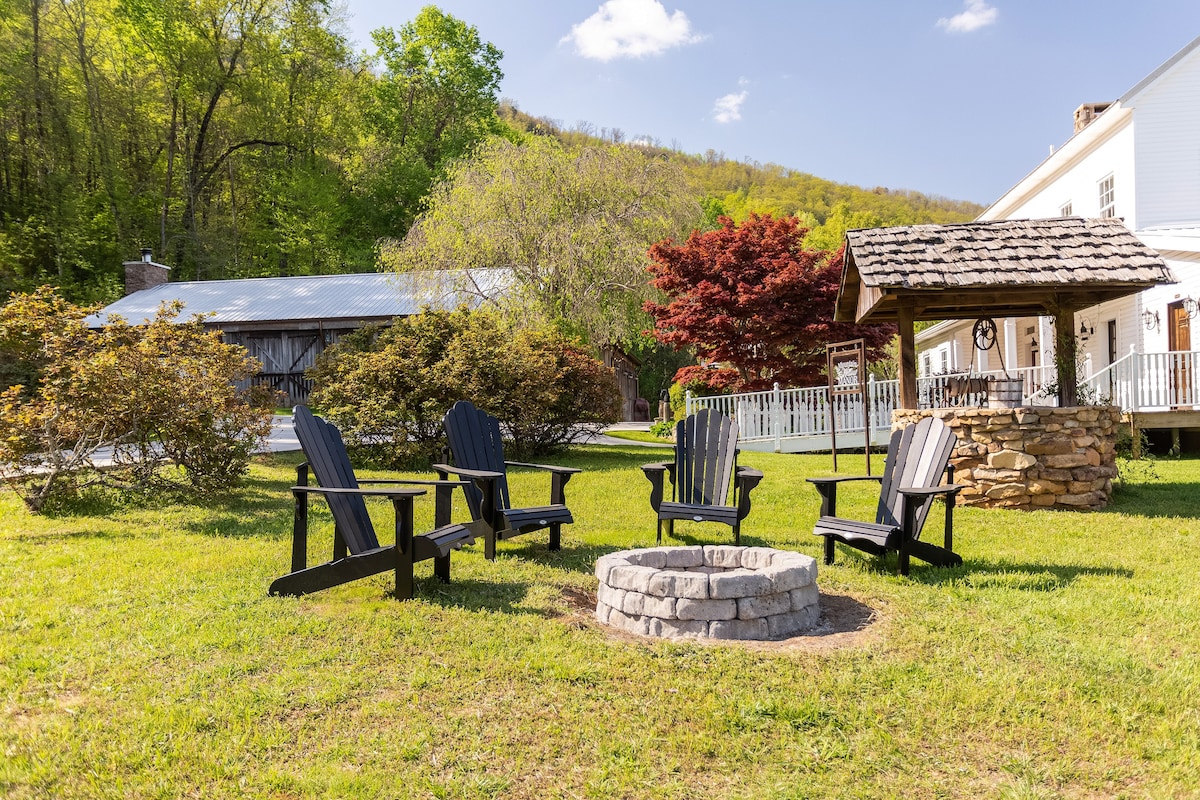 Mountain Willow Manor: 5BR Stunning Views 65 acres