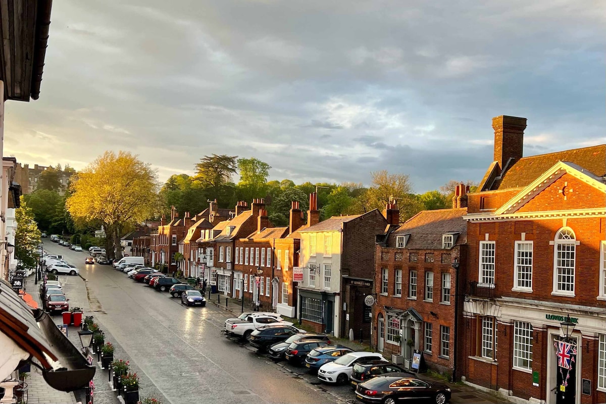 The Holiday on Castle Street ~ Farnham, Surrey