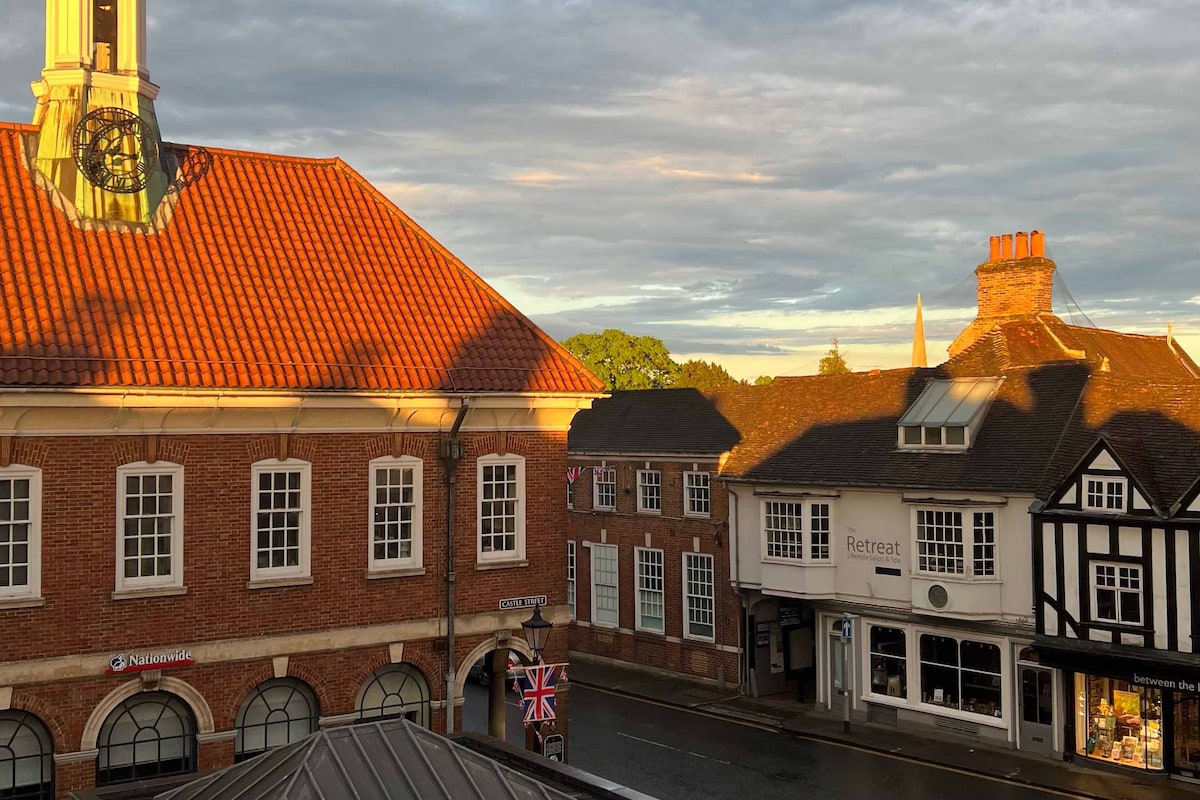 The Holiday on Castle Street ~ Farnham, Surrey