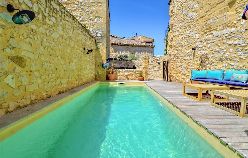 带石头泳池和设计的房子， Pont du Gard Uzès
