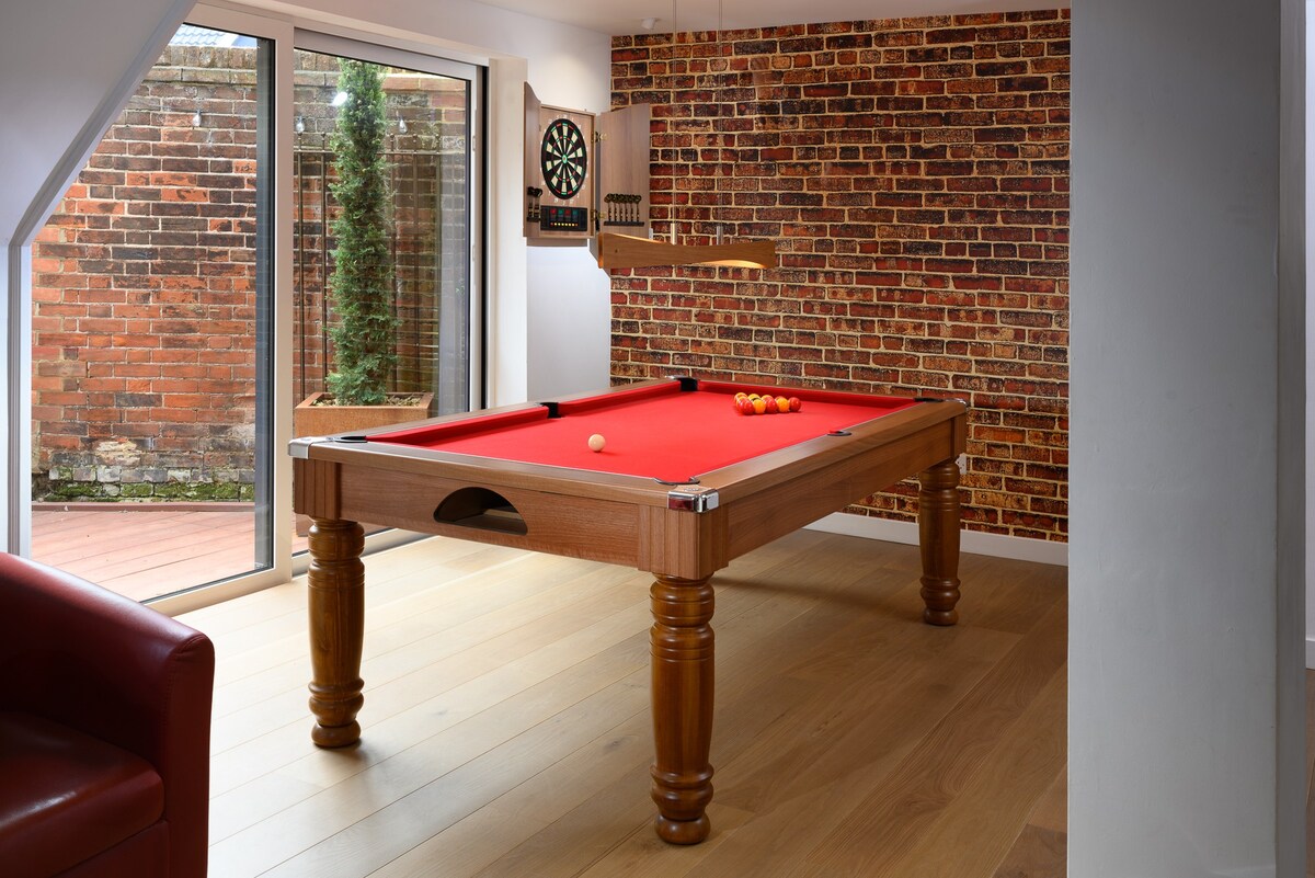 Newly Fitted House Close to Beach with Pool Table