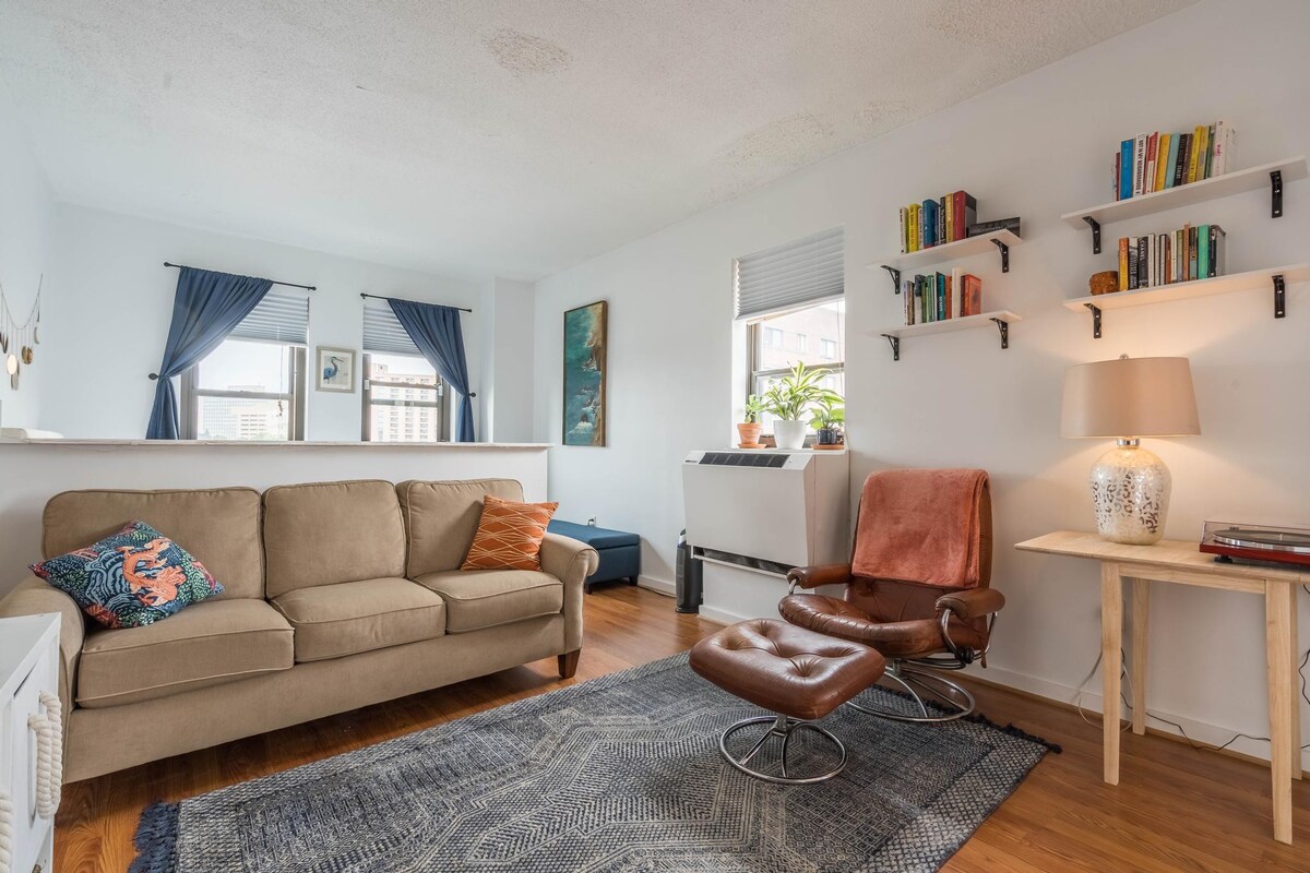 Large Updated Studio Close to Downtown