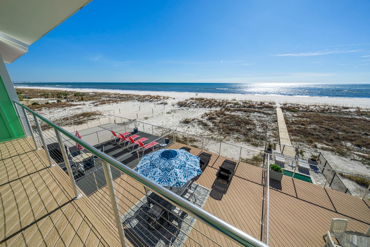 Beach Front Fun! Walk to the beach! Family Oasis