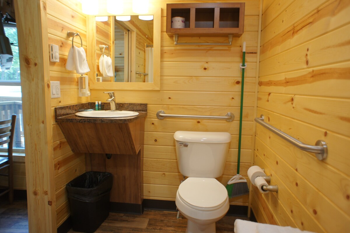 Handicap Accessible Deluxe Cabin in Williamsburg