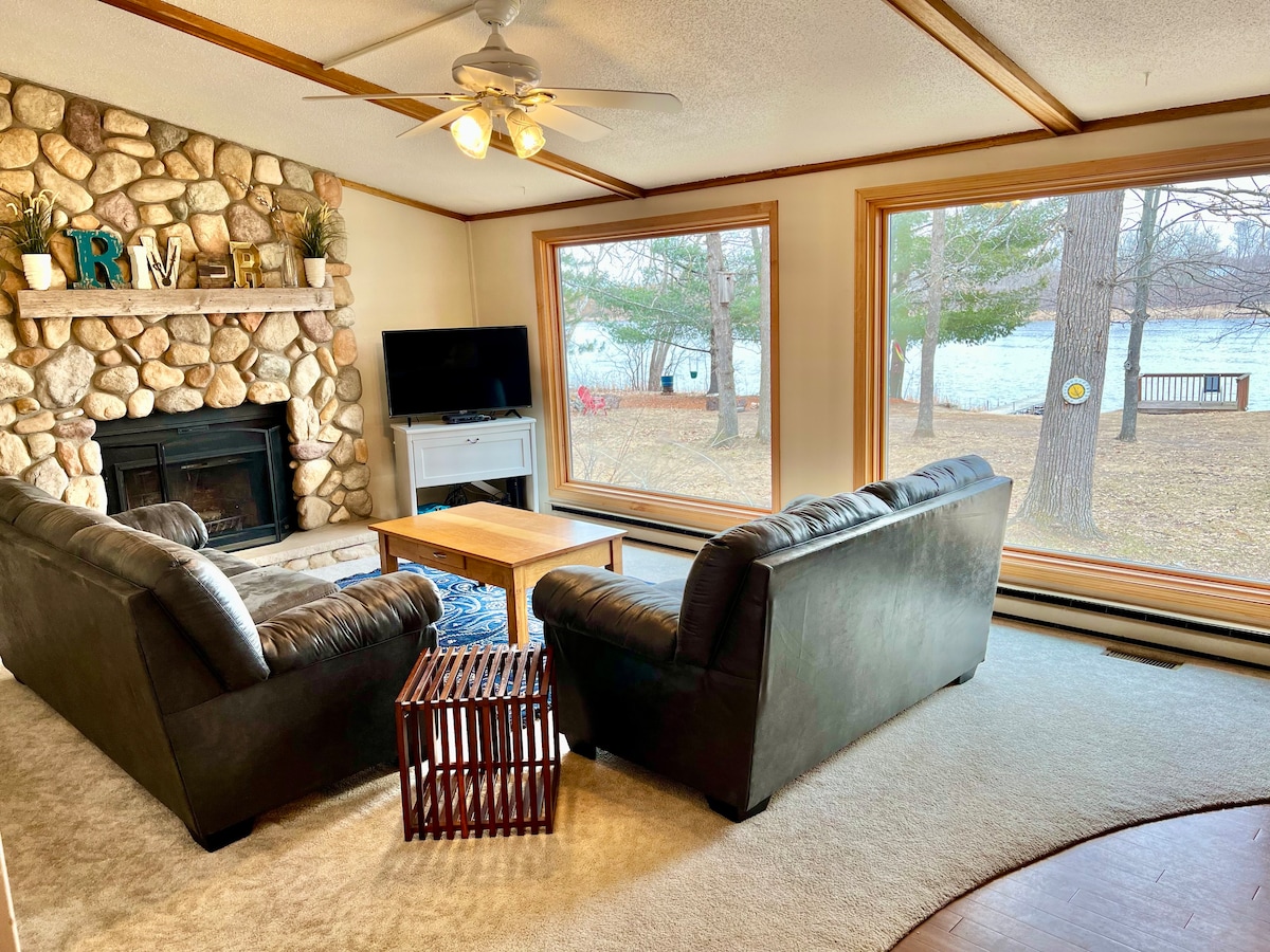 Cabin on the Mississippi River connects to lakes.