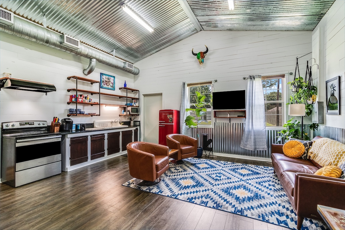 Unique Cajun Studio, free parking, & pets welcome