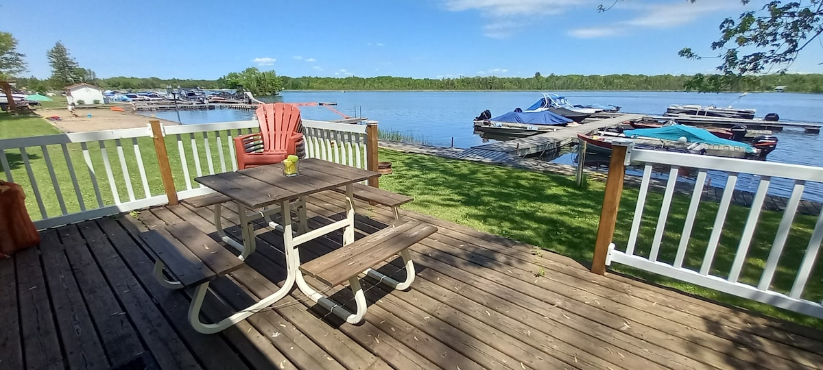 Lakefront-Kawarthas-Beach Playground-White乡村小屋