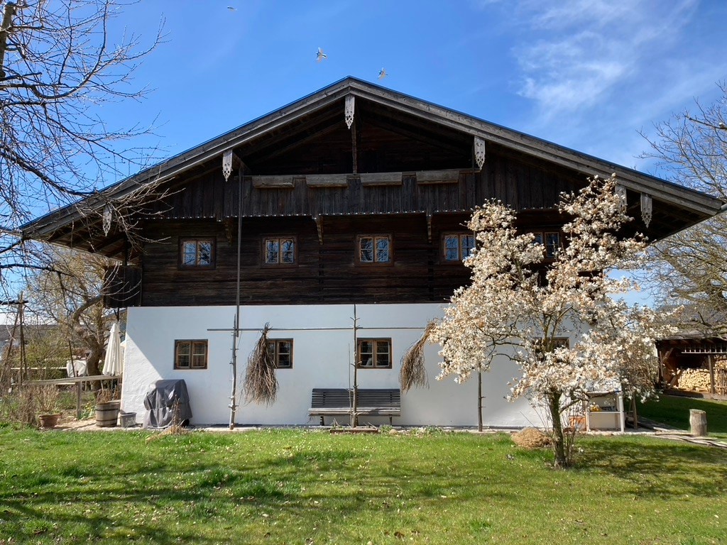 Historisches Bauernhaus an der alten Eiche.