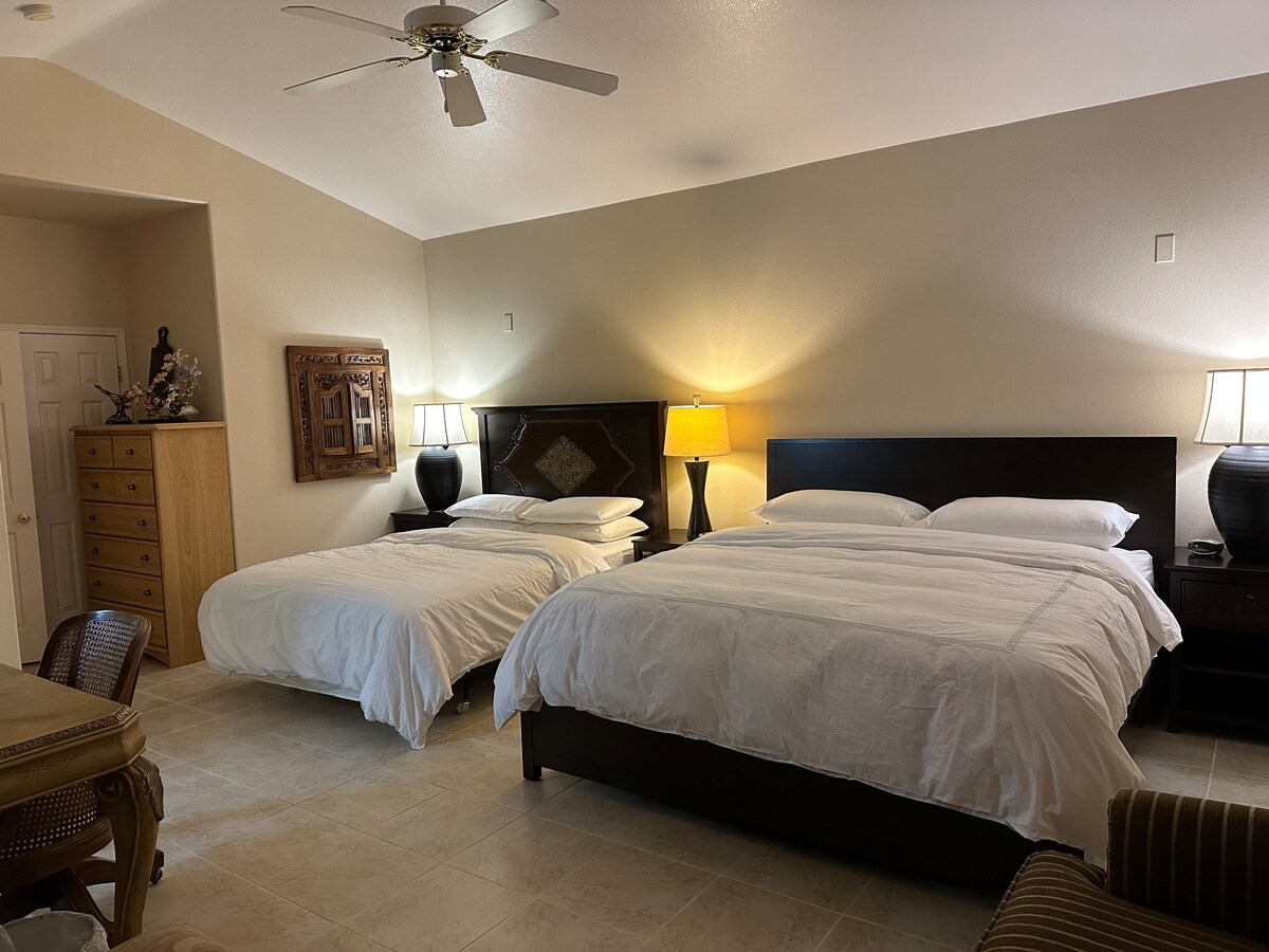 Master Suite 4 miles from the strip.