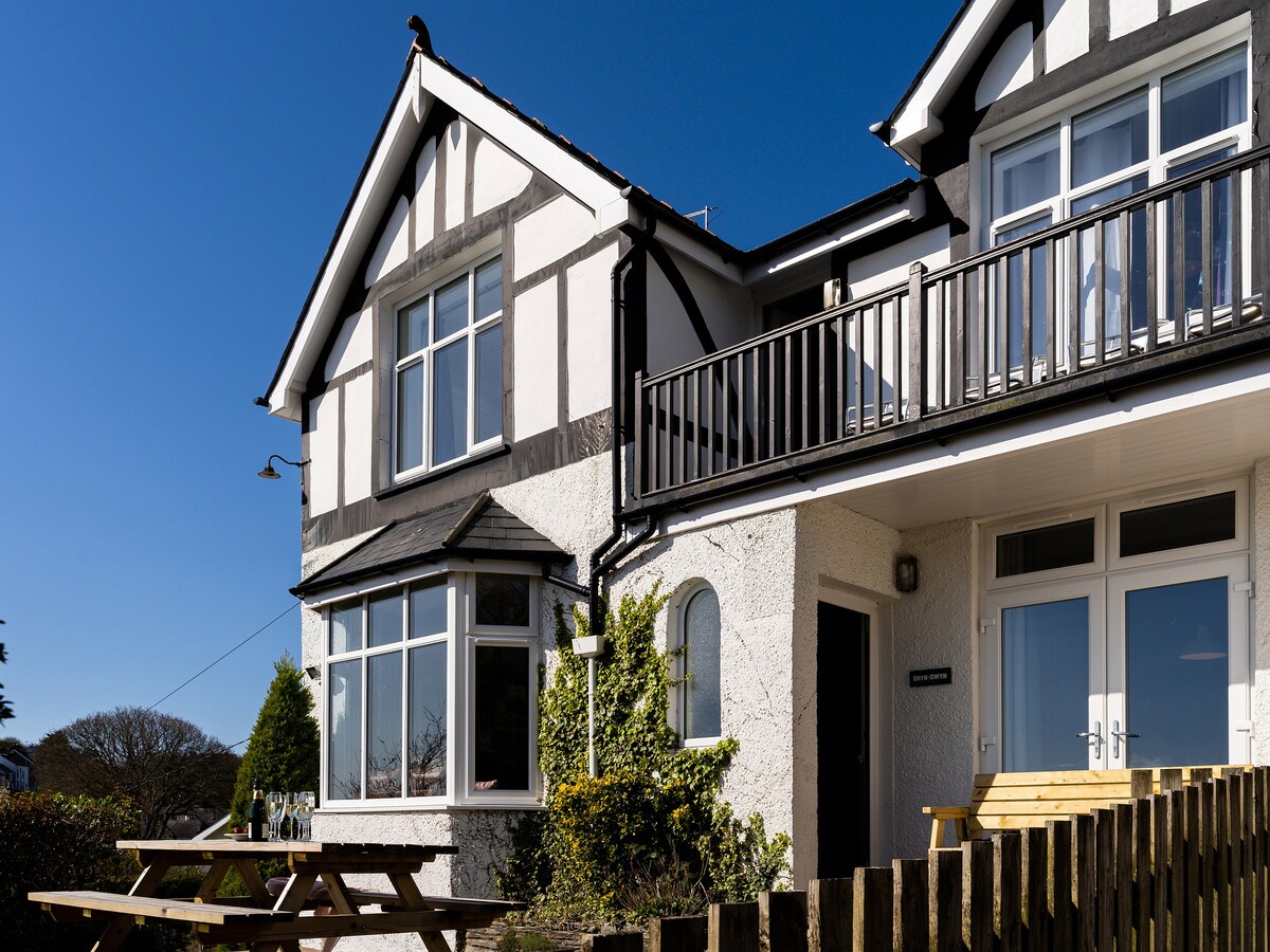 Bryn Gwyn (Sleeps 8), 5*, Sea View, Borth y Gest