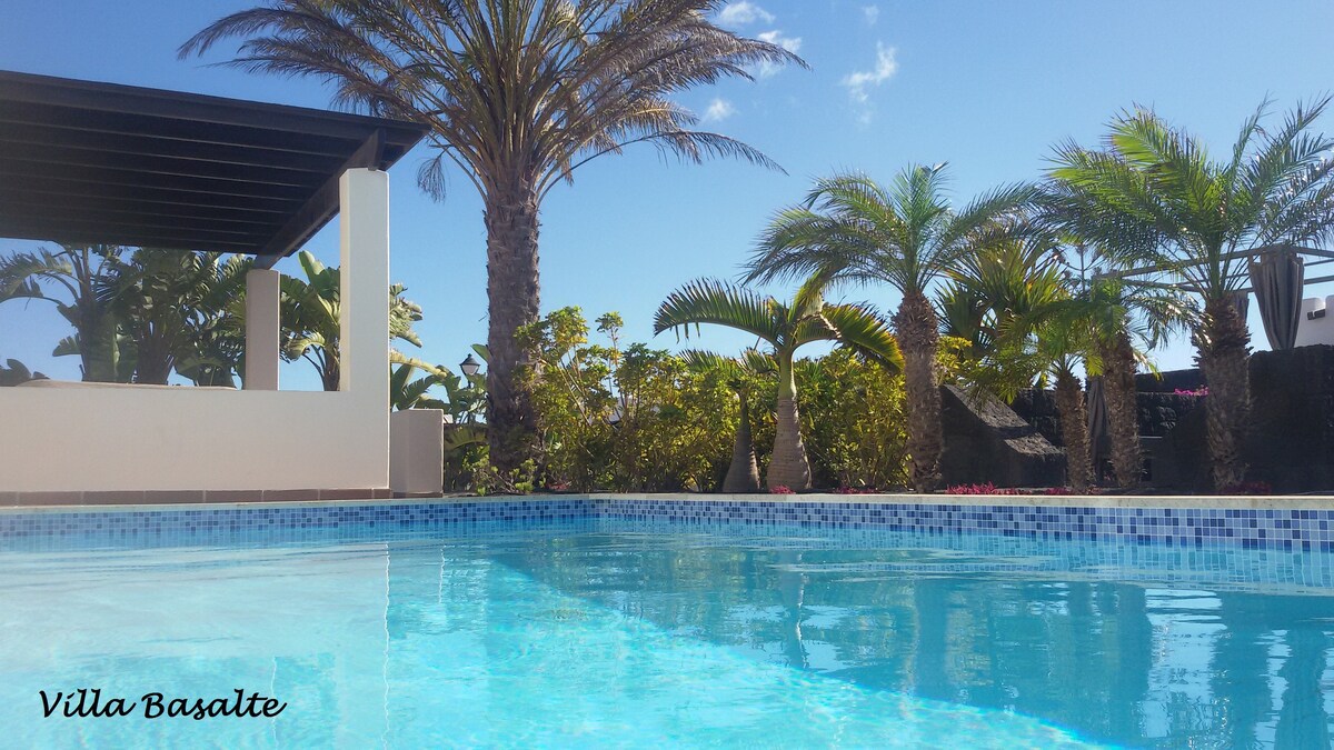 布兰卡海滩（ Playa Blanca ）。别墅面积175平方米。 泳池29°C ，大热水管