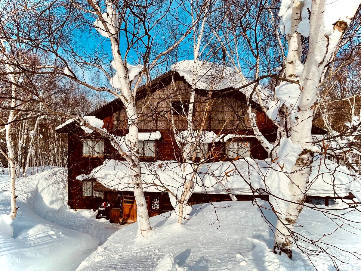 国家公园志贺高原区，冬季有粉雪！步行3分钟即可到达山坡。春季滑雪场，滑到GW