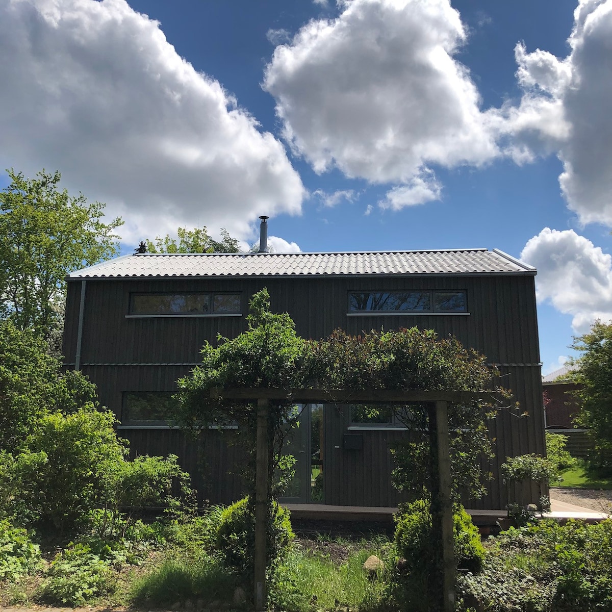 Helles Holzhaus mit Kamin, Galerie, Sauna & Garten