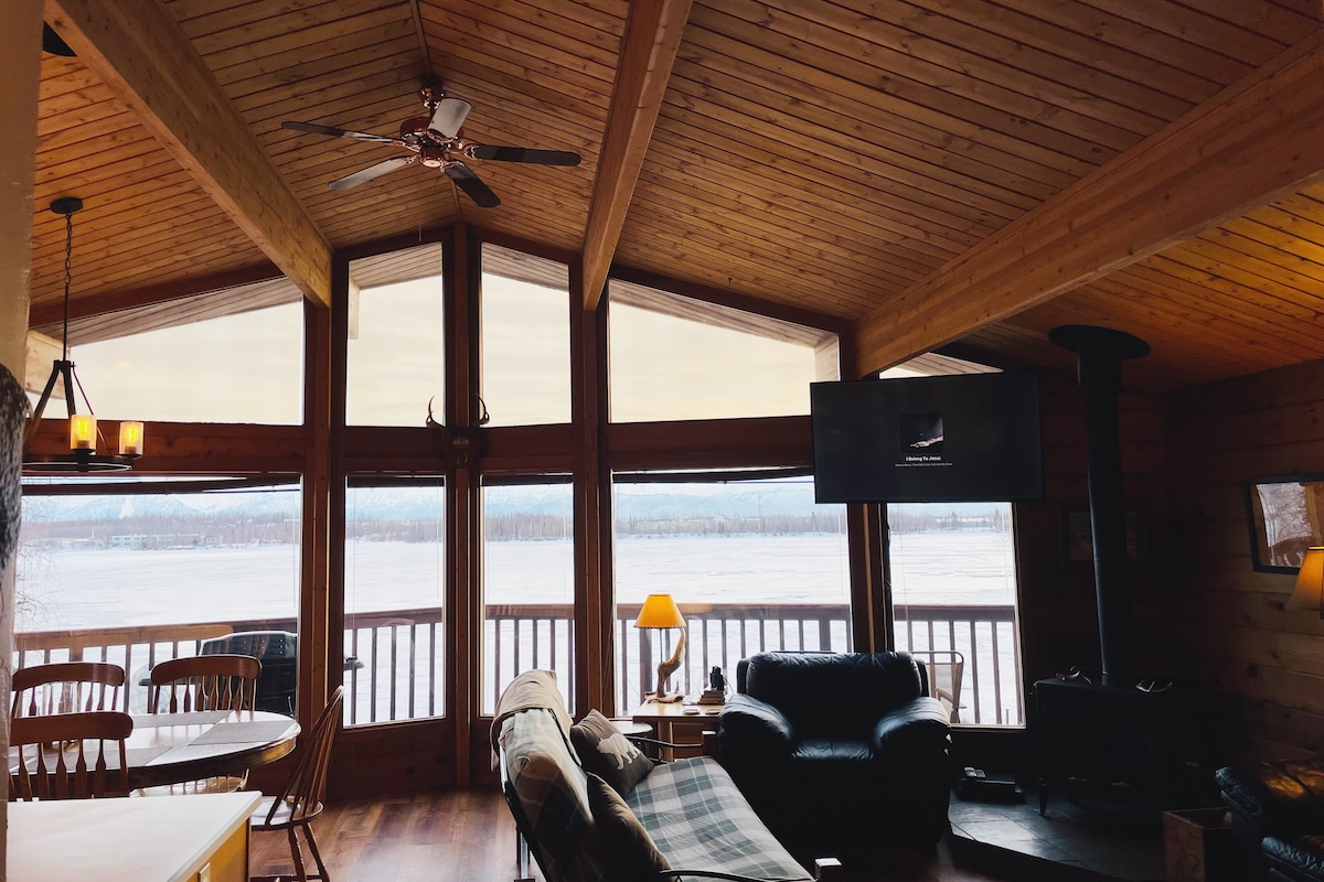 Jody 's Lakehouse。位于瓦西拉湖（ Wasilla Lake ）的2卧室雪松之家