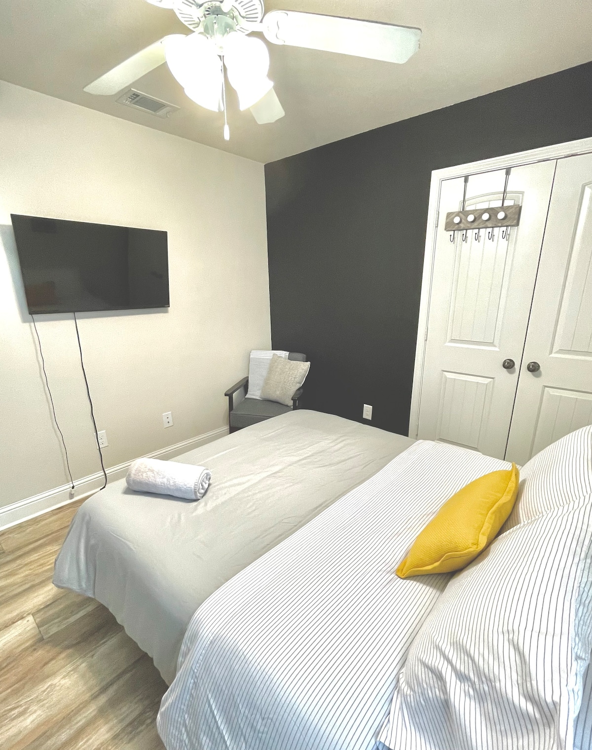 房间Q ：带电视的独立卧室和共用卫生间
