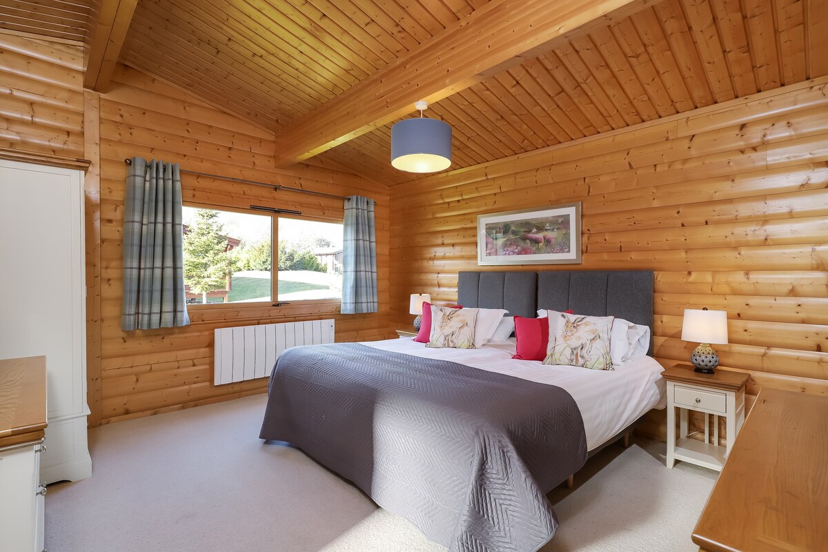5 Star, 2 Bedroom Scandinavian Lodge with Hot Tub