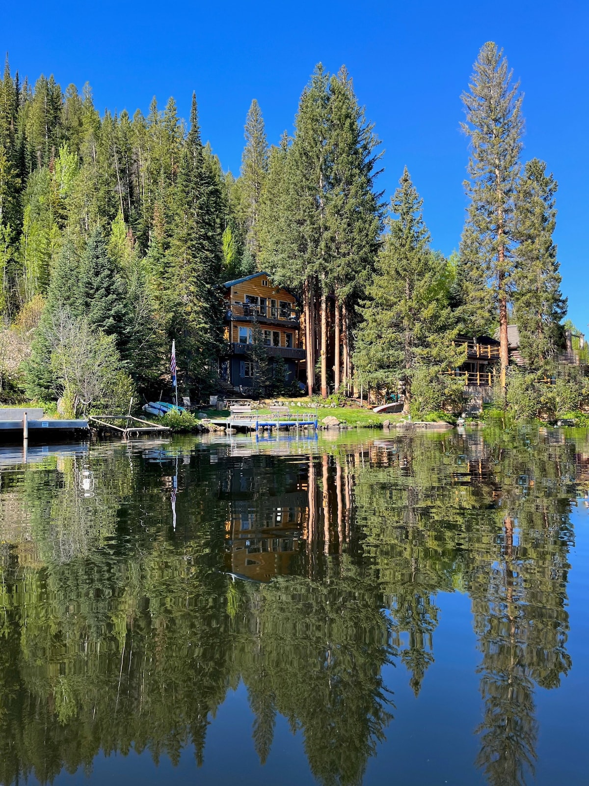 典型的湖畔别墅，壮丽的景色