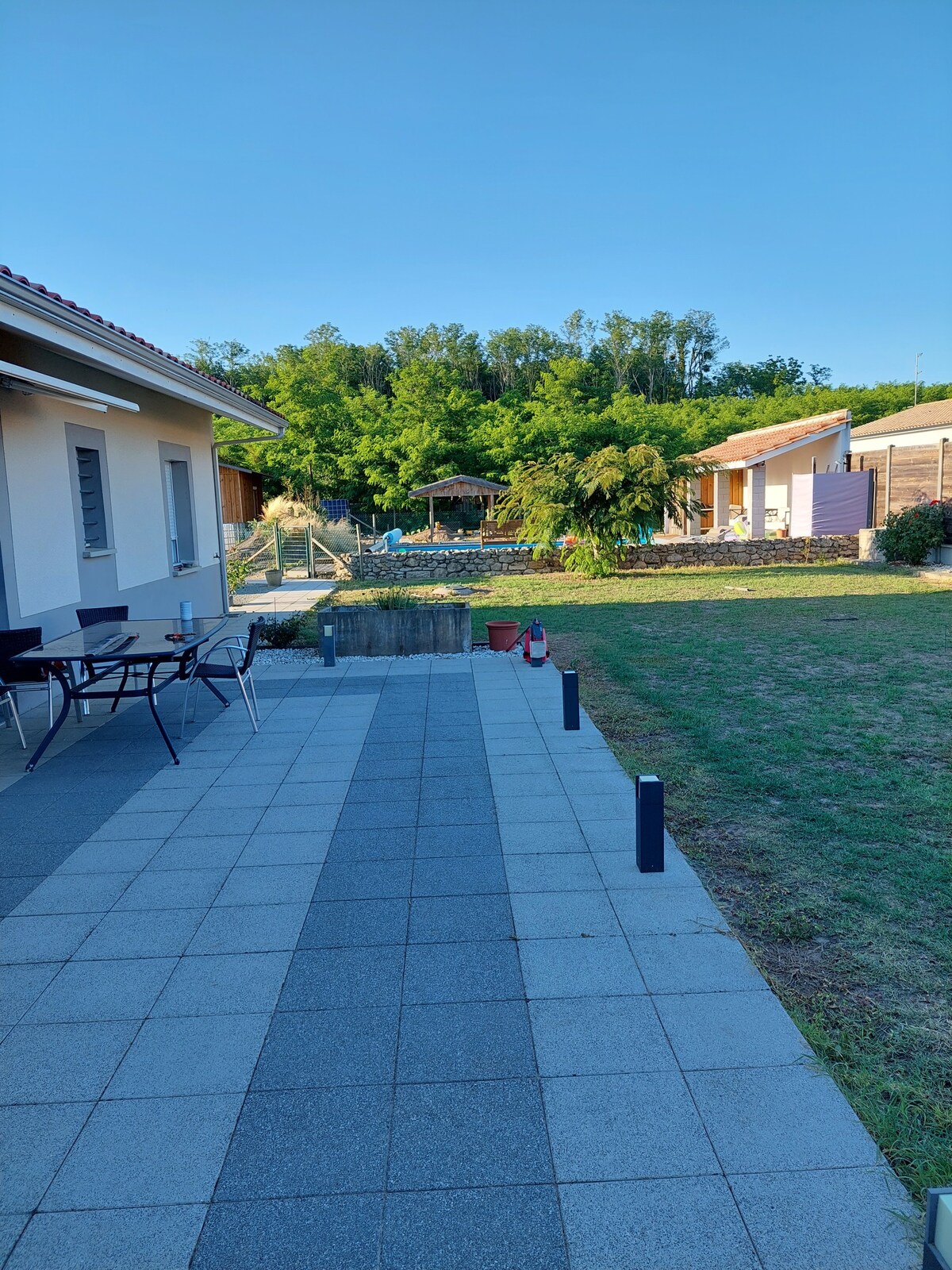 Chambre meublé avec piscine