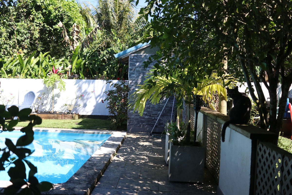 Taravao - Bungalow sympa - jardin - piscine privée