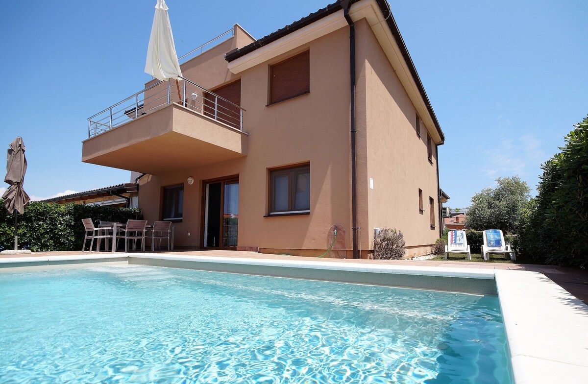 Apartment with private pool near the beach