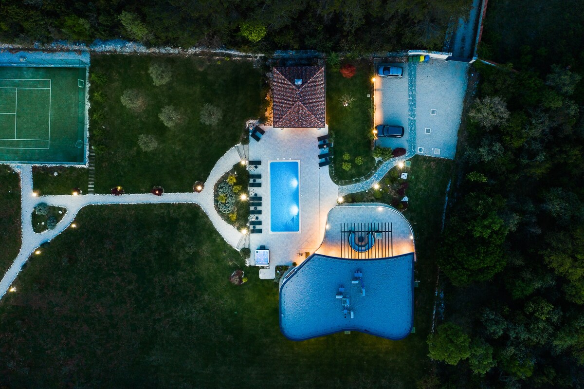 Villa LaDominika, 10.000 m2, private tennis court